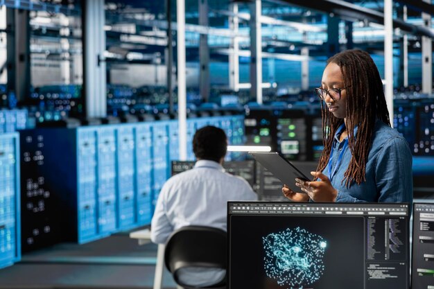El ingeniero del centro de datos utiliza la herramienta de visualización de IA en la tableta