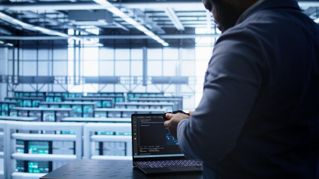 Ingeniero en el centro de servidores trabaja con modelo computarizado de inteligencia artificial