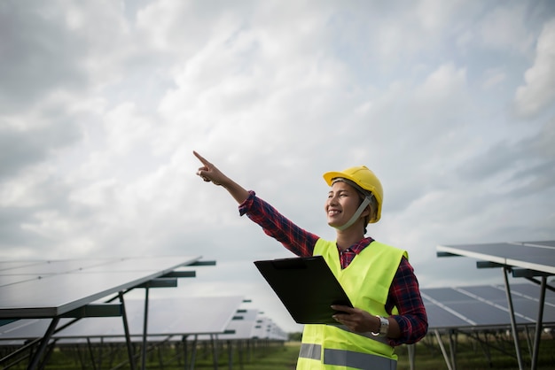 Ingeniero eléctrico mujer comprobación y mantenimiento de células solares.