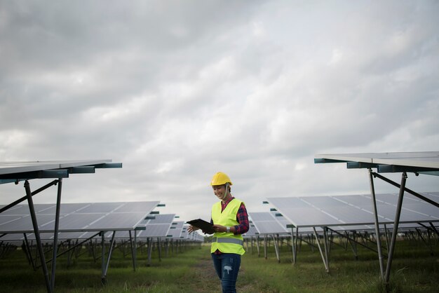 Ingeniero eléctrico mujer comprobación y mantenimiento de células solares.