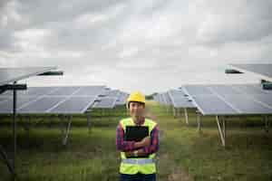 Foto gratuita ingeniero eléctrico mujer comprobación y mantenimiento de células solares.