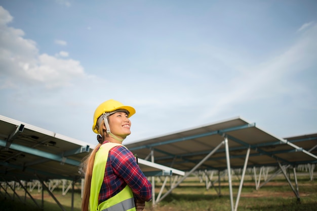 Ingeniero eléctrico mujer comprobación y mantenimiento de células solares.