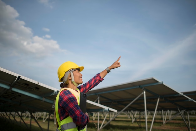 Ingeniero eléctrico mujer comprobación y mantenimiento de células solares.