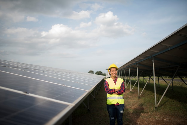 Foto gratuita ingeniero eléctrico mujer comprobación y mantenimiento de células solares.