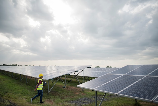 Ingeniero eléctrico mujer comprobación y mantenimiento de células solares.