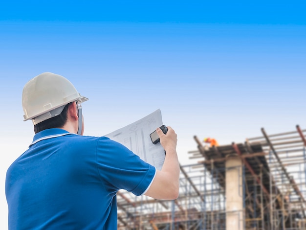 Ingeniero está inspeccionando su trabajo en la obra de construcción