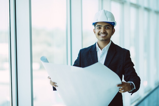 Foto gratuita ingeniero indio en el trabajo en una obra de construcción