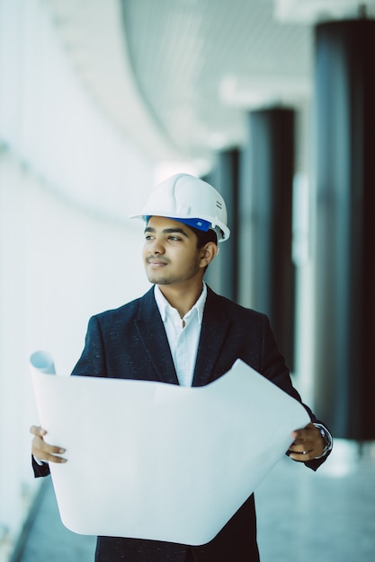 Ingeniero indio en el trabajo en una obra de construcción