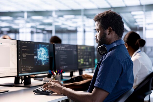 Ingeniero de inteligencia artificial en el centro de datos verifica problemas de rendimiento