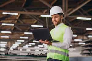 Foto gratuita ingeniero joven trabajando en fábrica