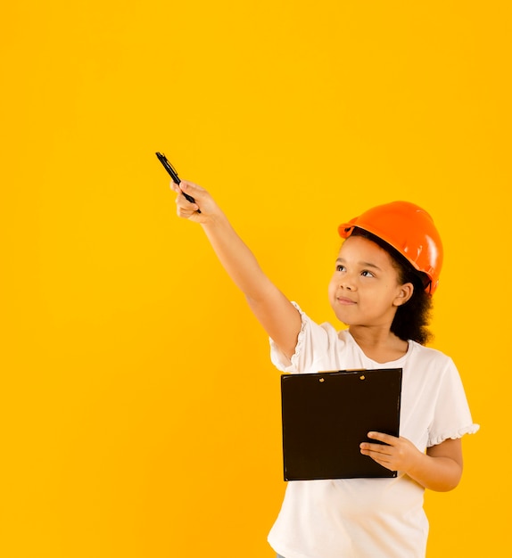 Foto gratuita ingeniero lindo apuntando tiro medio