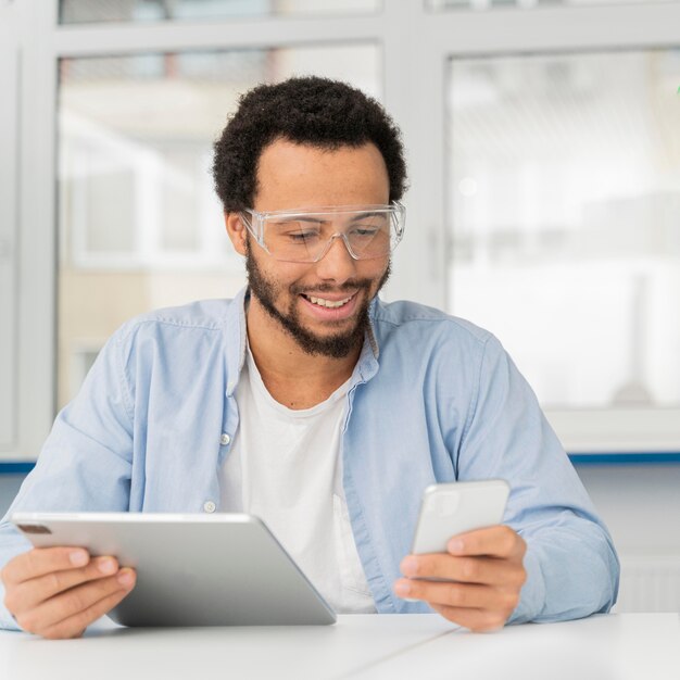 Ingeniero masculino comprobando su teléfono