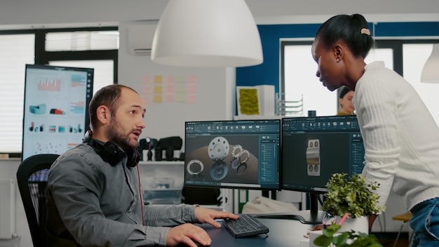 Ingeniero mecánico que trabaja en el diseño de computadoras en el modelo d de software cad de motor mientras co ...