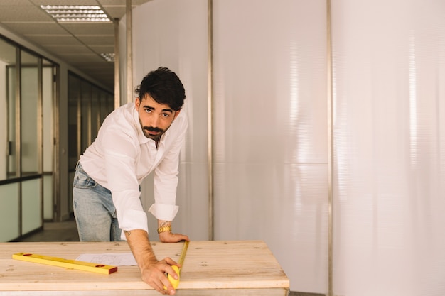 Ingeniero midiendo mesa