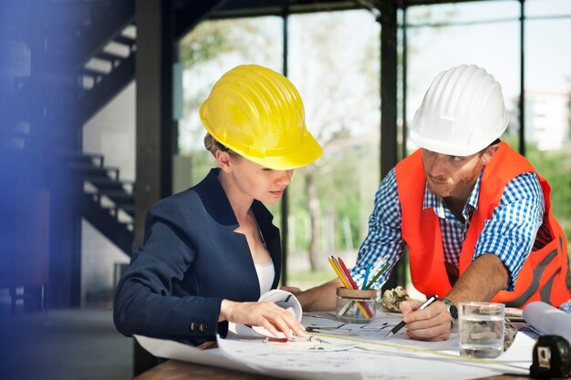 Ingeniero de la mujer en la construcción del sitio