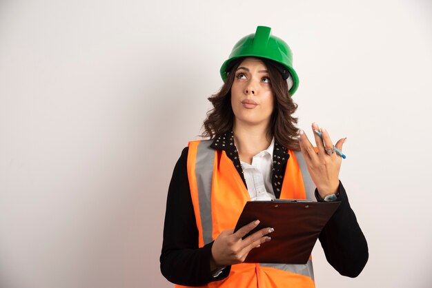 Ingeniero mujer discutiendo sobre blanco