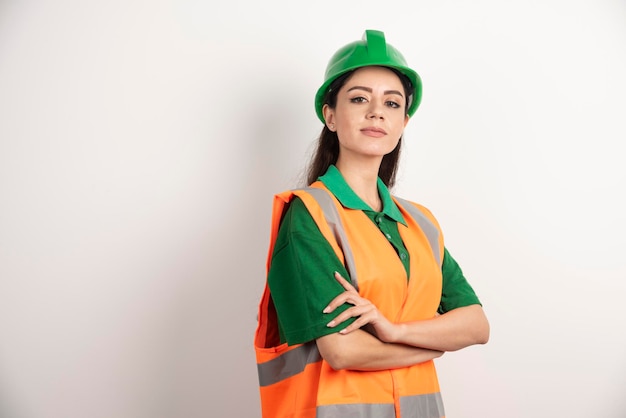 Ingeniero de obra femenina con casco. Foto de alta calidad