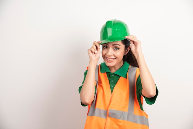 Ingeniero de obra femenina con casco. foto de alta calidad