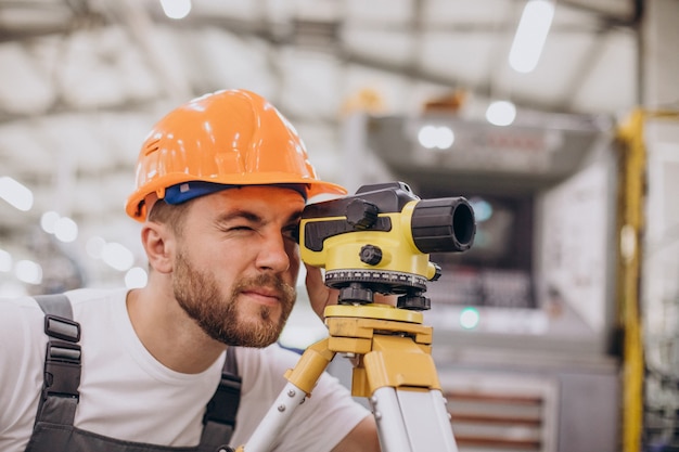 Ingeniero que trabaja en la construcción de fábrica