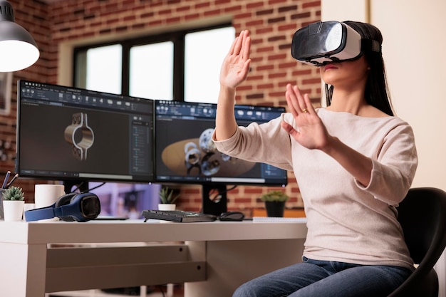 Ingeniero que usa gafas vr para fabricar productos de engranajes con tecnología de realidad virtual y software cad en computadora. turbina de maquinaria industrial de ingeniería técnica con auriculares interactivos.