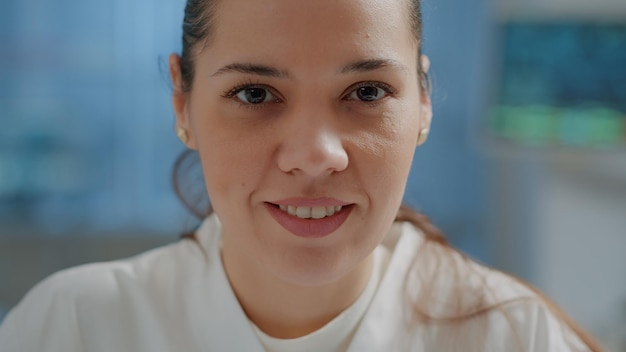 Ingeniero químico quitándose la mascarilla en el laboratorio de ciencias, preparándose para trabajar en un experimento de microbiología para el desarrollo y la investigación. Mujer que trabaja en el descubrimiento en el laboratorio. De cerca