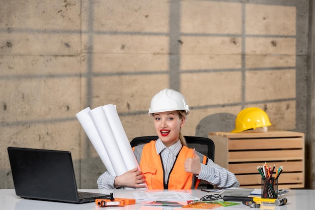 Ingeniero rubia joven linda chica inteligente trabajador civil en casco y chaleco muy emocionado y orgulloso