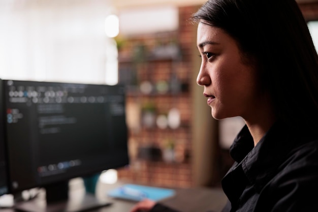 Foto gratuita ingeniero de sistemas escribiendo código html y javascript en la ventana de terminal, trabajando con la computadora mostrando el algoritmo de codificación. programador de bases de datos asiático programando big data en la oficina de la compañía.