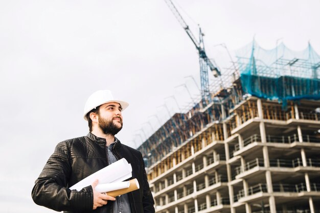 Ingeniero en el sitio de construcción