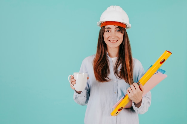 Foto gratuita ingeniero sonriente con taza