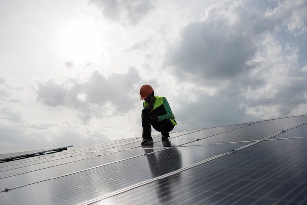 Foto gratuita el ingeniero técnico verifica el mantenimiento de los paneles de células solares.