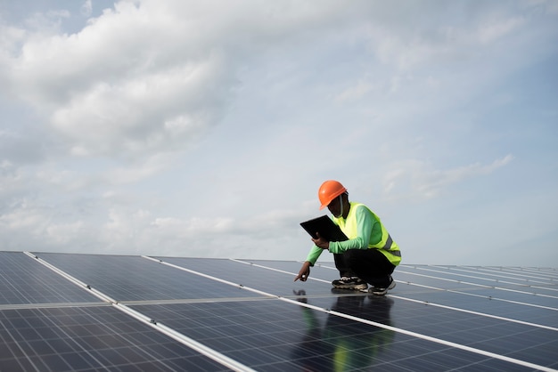 El ingeniero técnico verifica el mantenimiento de los paneles de células solares.