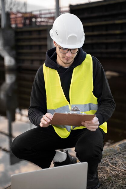 Ingeniero de tiro completo con portapapeles