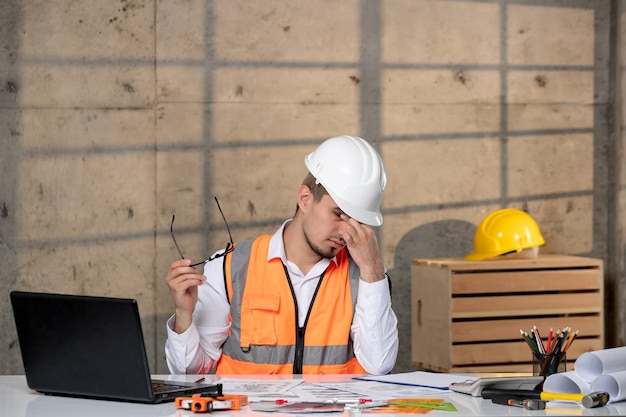 Ingeniero trabajador civil en casco y chaleco chico lindo guapo joven inteligente