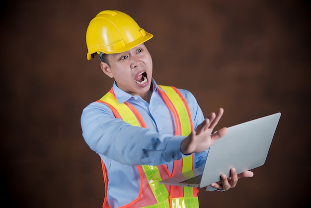 Ingeniero, trabajador de la construcción asustado en shock