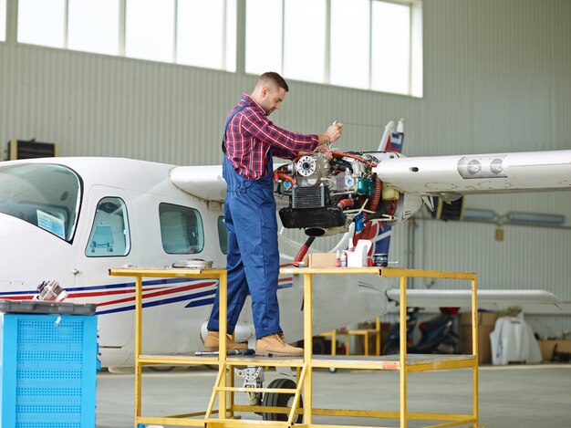 Ingeniero trabajando con un avión