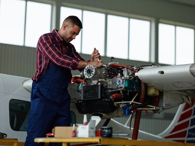 Foto gratuita ingeniero trabajando con un avión