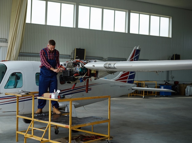 Ingeniero trabajando con un avión