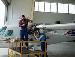 Foto gratuita ingeniero trabajando con un avión
