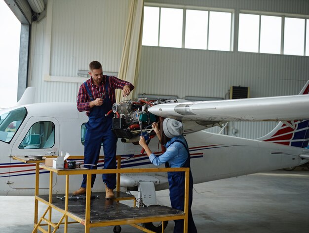 Ingeniero trabajando con un avión