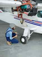 Foto gratuita ingeniero trabajando con un avión