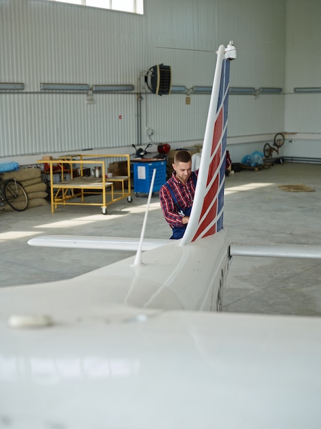 Ingeniero trabajando con un avión