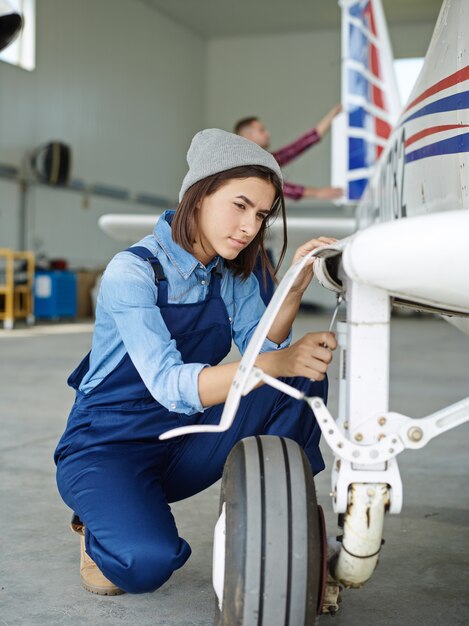 Ingeniero trabajando con un avión