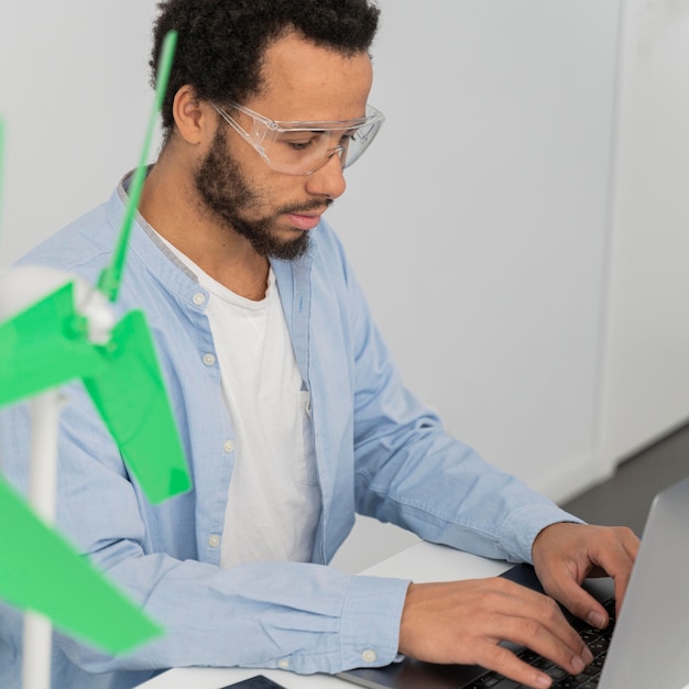 Foto gratuita ingeniero trabajando en innovaciones energéticas