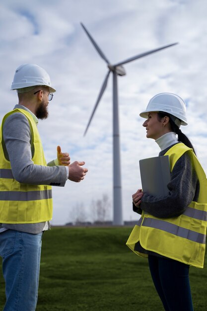 Ingenieros ambientales de tiro medio hablando