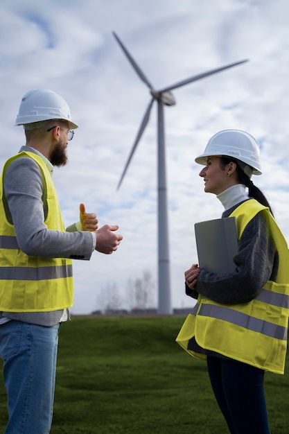 Ingenieros ambientales de tiro medio hablando