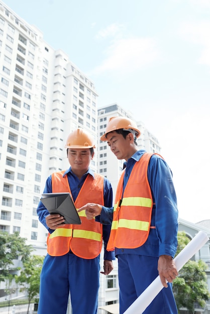 Ingenieros analizando datos en tableta digital