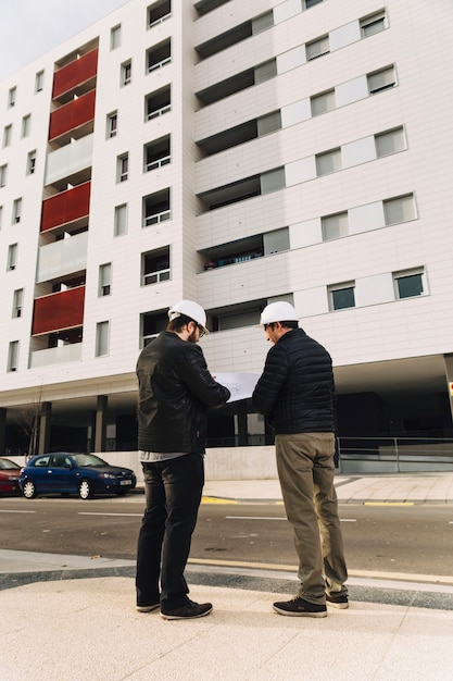 Foto gratuita ingenieros con borradores