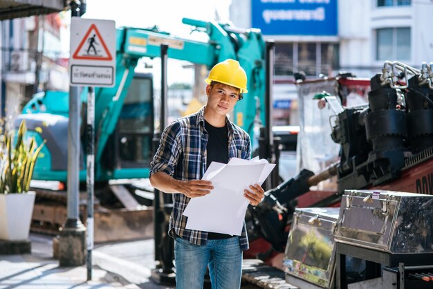 Los ingenieros civiles trabajan en grandes condiciones de carreteras y maquinaria.