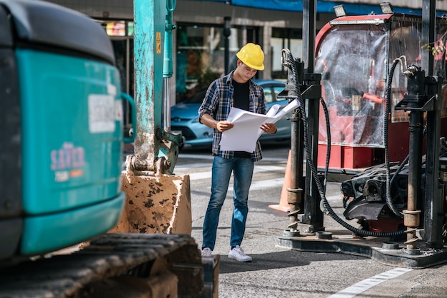 Los ingenieros civiles trabajan en grandes condiciones de carreteras y maquinaria.