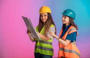 Foto gratuita ingenieros de construcción femeninos trabajando juntos y discutiendo el plan del proyecto